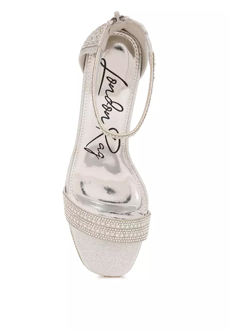 Sandal Berlian Imitasi Dan Hiasan Mutiara dalam Warna Perak