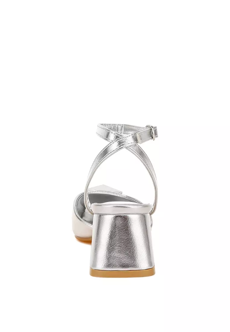 Detail Bros Sandal Tali Pergelangan Kaki Warna Perak