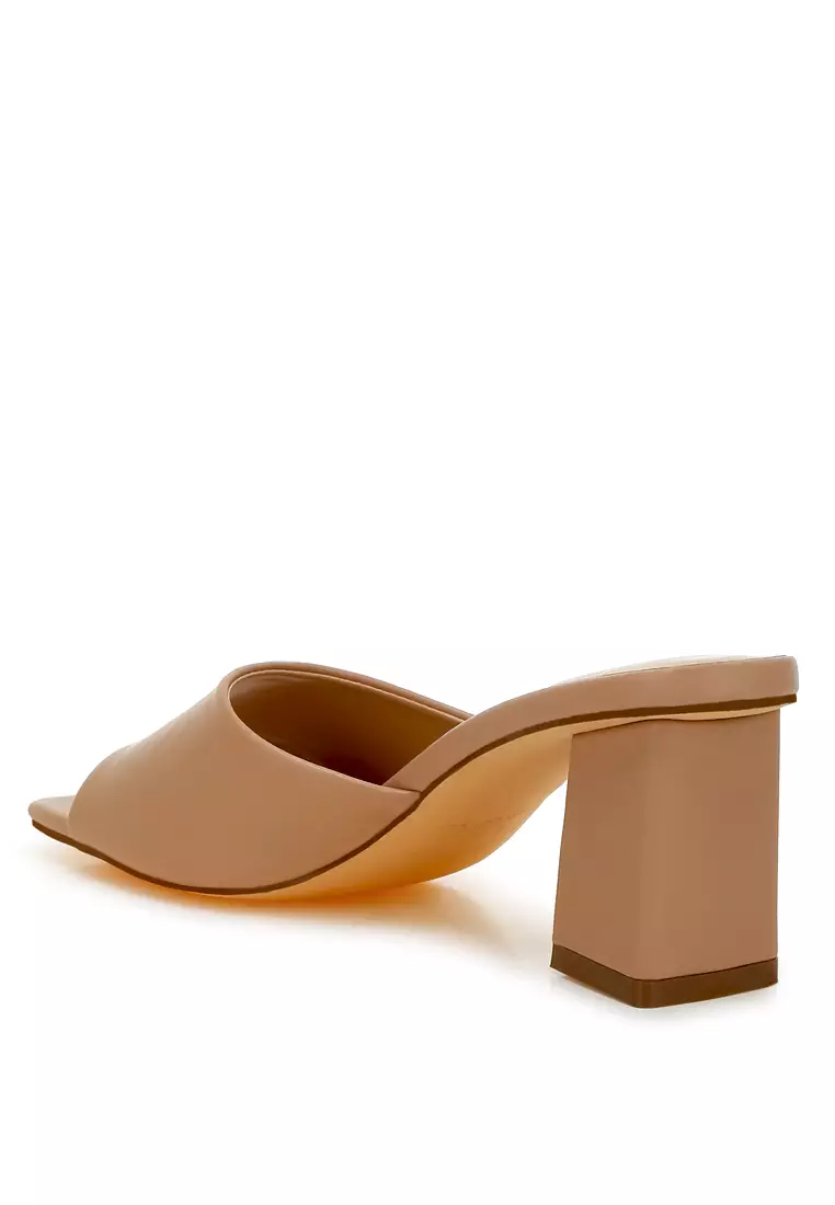 Sandal Tumit Blok Kulit Imitasi dalam Warna Unta