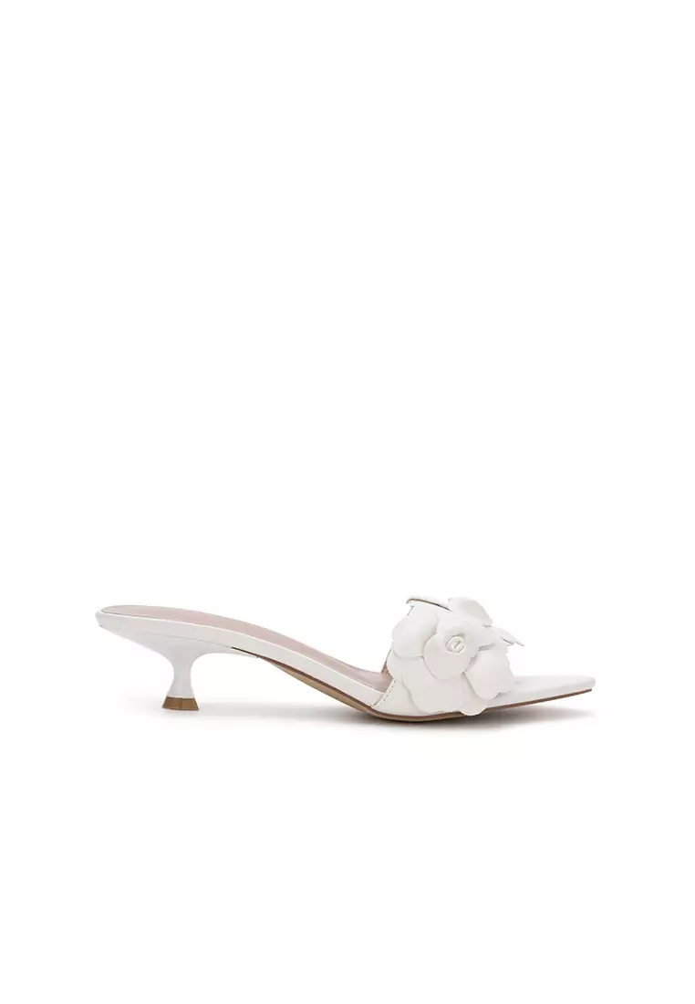 Low outlet heel slide