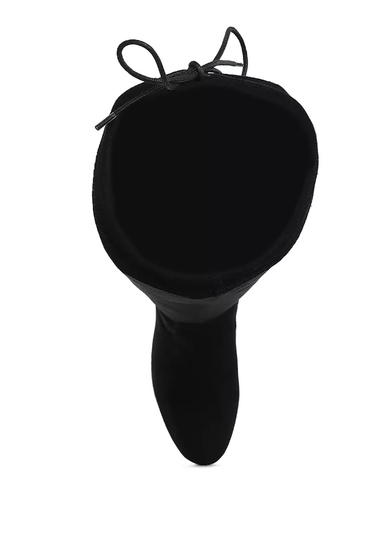 Sepatu Bot Selutut dengan Detail Tali Serut Minimal Warna Hitam