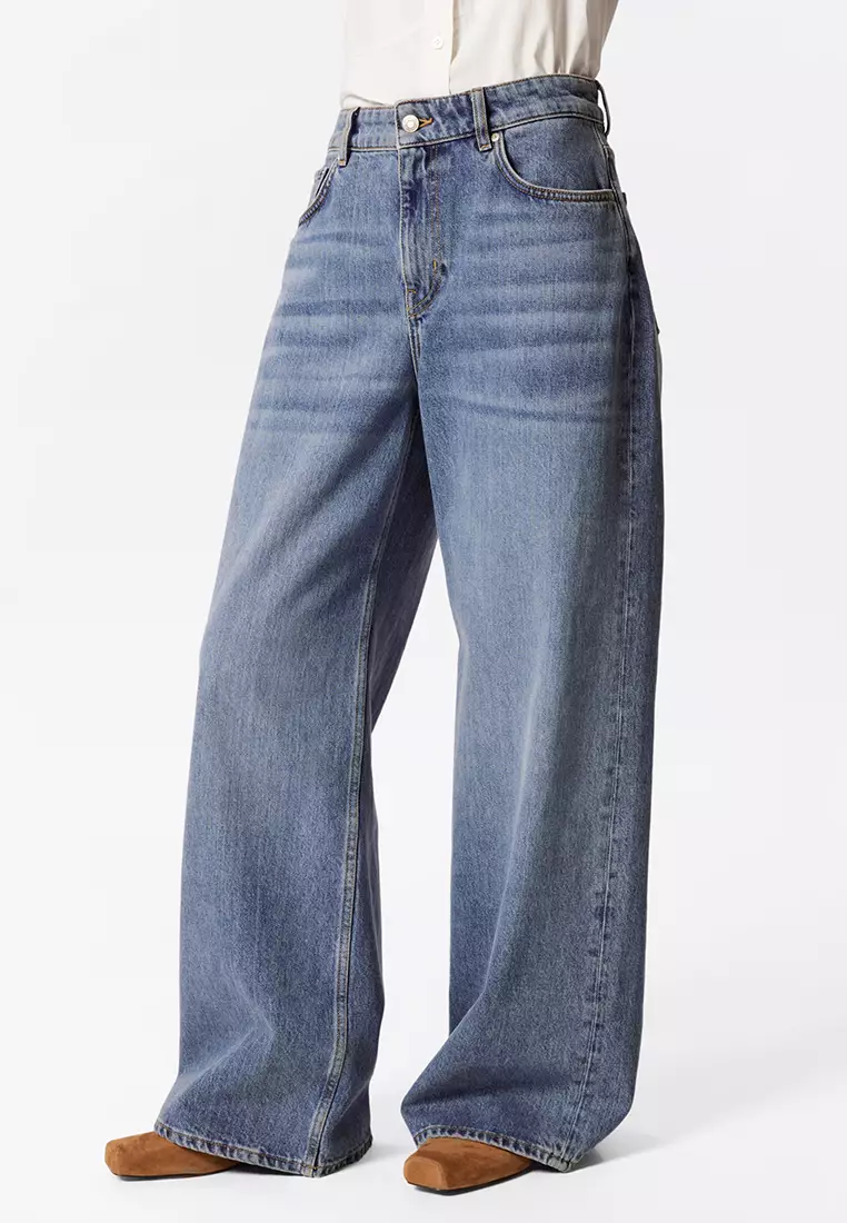 Relaxed Wide-Leg Jeans
