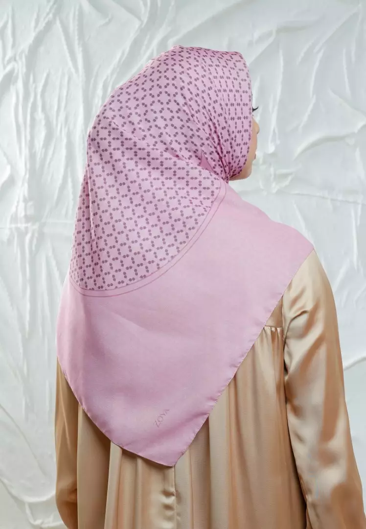 AMARAN Scarf Pink - Kerudung Hijab Segiempat Motif With Pouch - Bahan Poly Fine - Ukuran 110x110