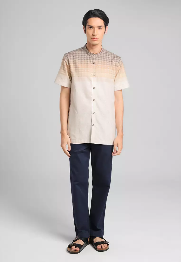 MANZONE - Kemeja Koko Lengan Pendek Pria Sadd Modern Fit - Beige Warna Beige