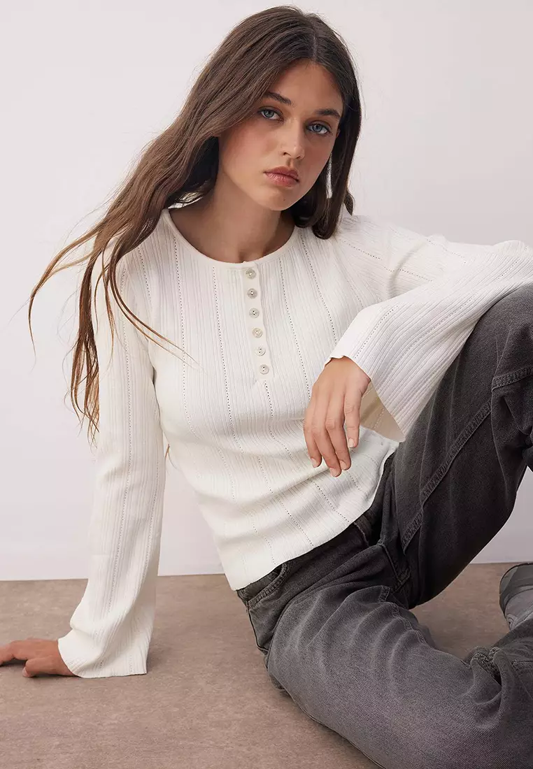Ecru Fitted/Fits Body Spanish Sleeve Thin Knit Sweater