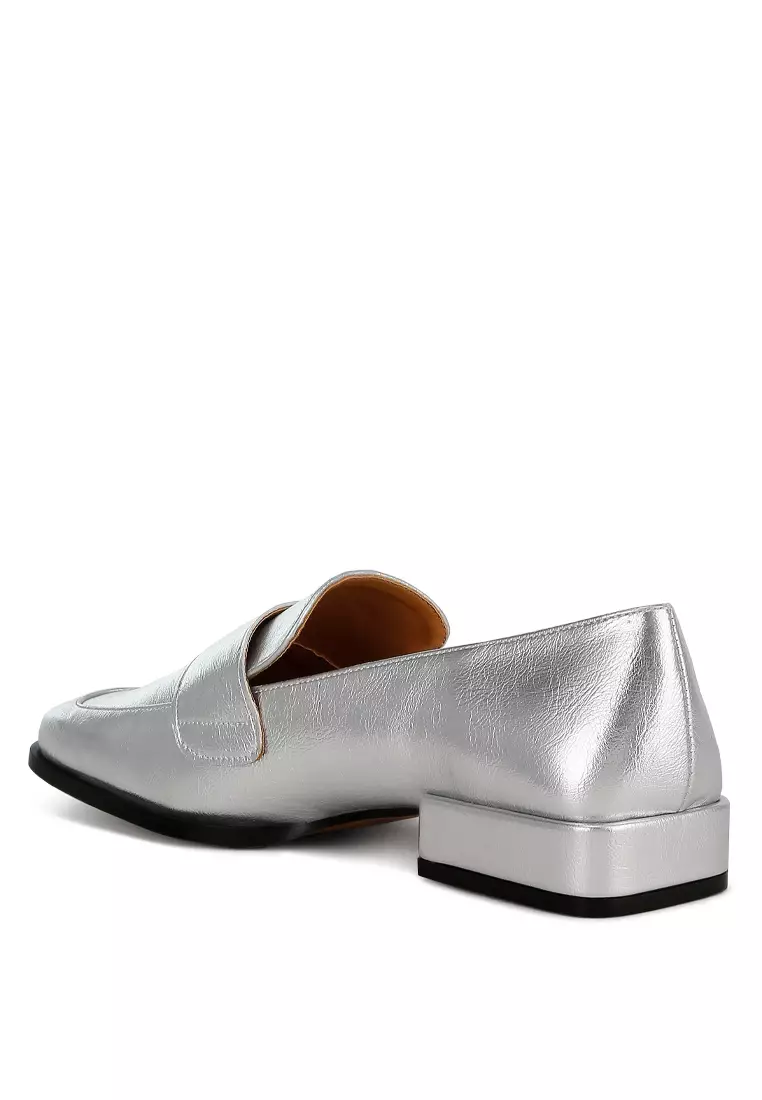 Sepatu Penny Metalik dalam Warna Perak