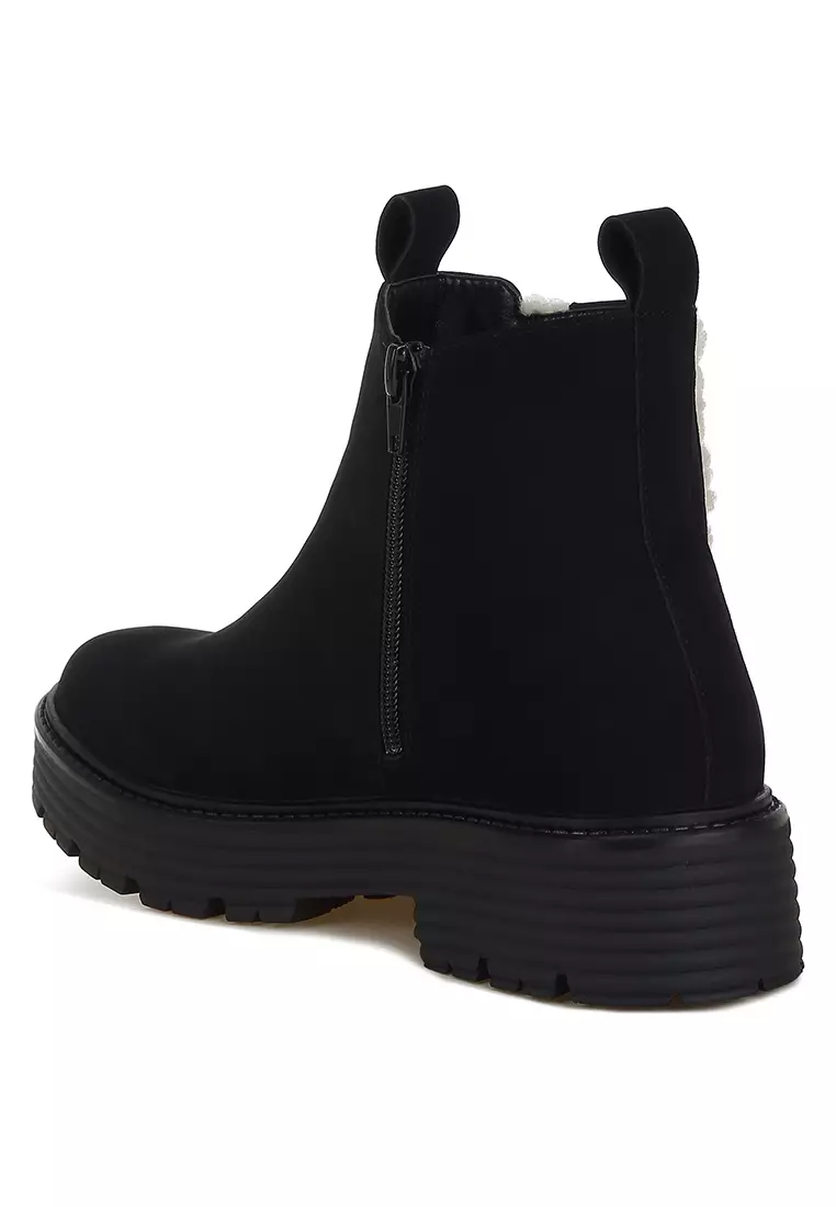 Sepatu bot tebal dengan detail bulu imitasi berwarna hitam
