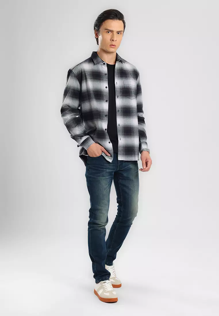 MANZONE - Kemeja Lengan Panjang Pria Cassius 01 Comfort Fit - Dark Grey Warna Grey_Dark