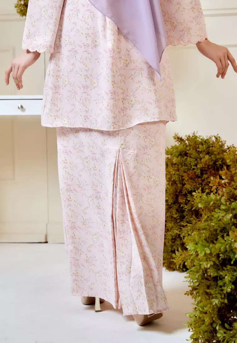MEKAR Mix Blooms Floral Embroidery Kurung Modern Kipas Belakang in Pink