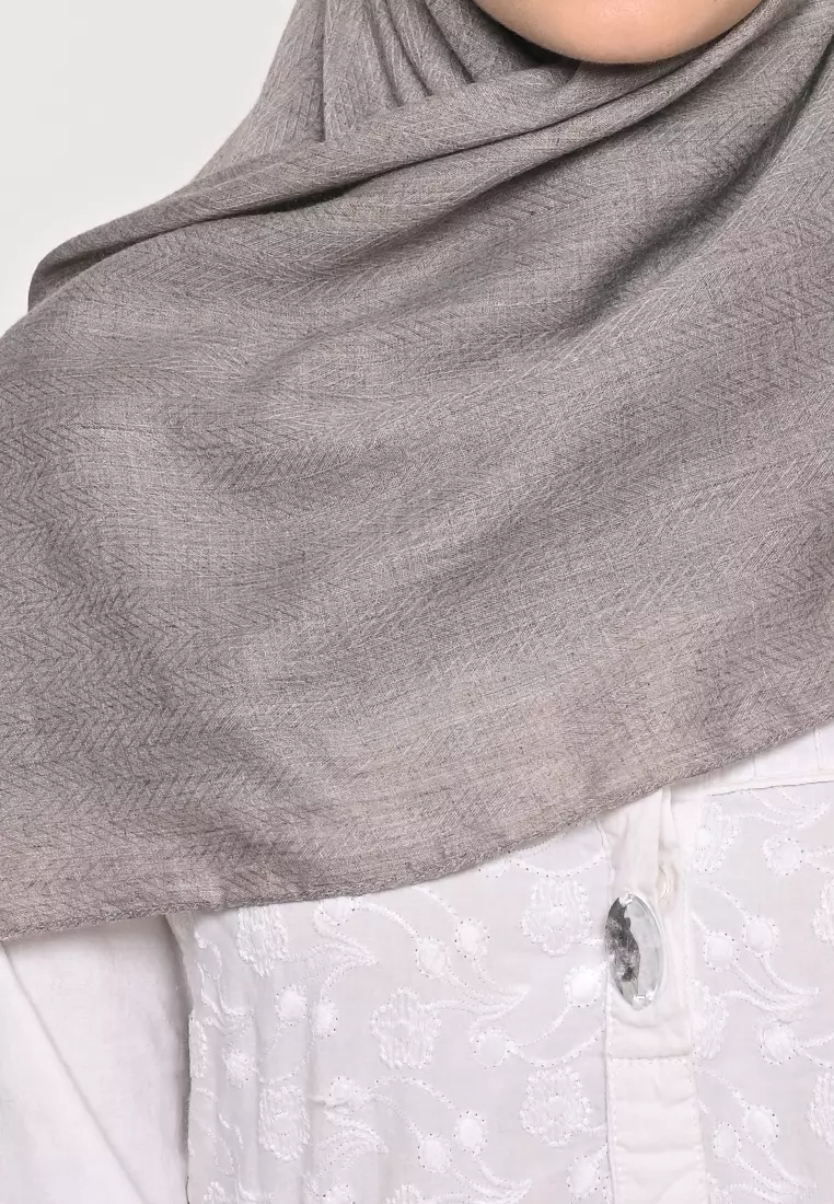 Segi Empat Voal Zaffron Jahit Tepi Grey