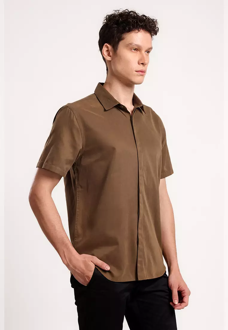 MANZONE - Kemeja Lengan Pendek Pria Bennet 04 Modern Fit - Olive Warna OLIVE
