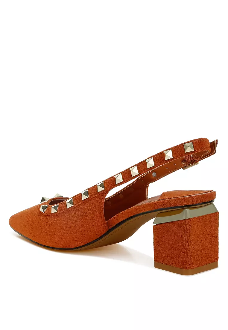 Sandal Microfiber Berhias Stud dalam Warna Tan