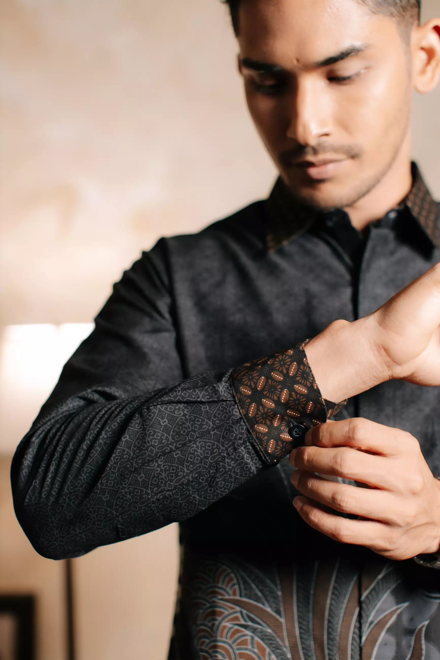 Nala Black Kemeja Batik Pria Slim Fit Katun Lengan Panjang