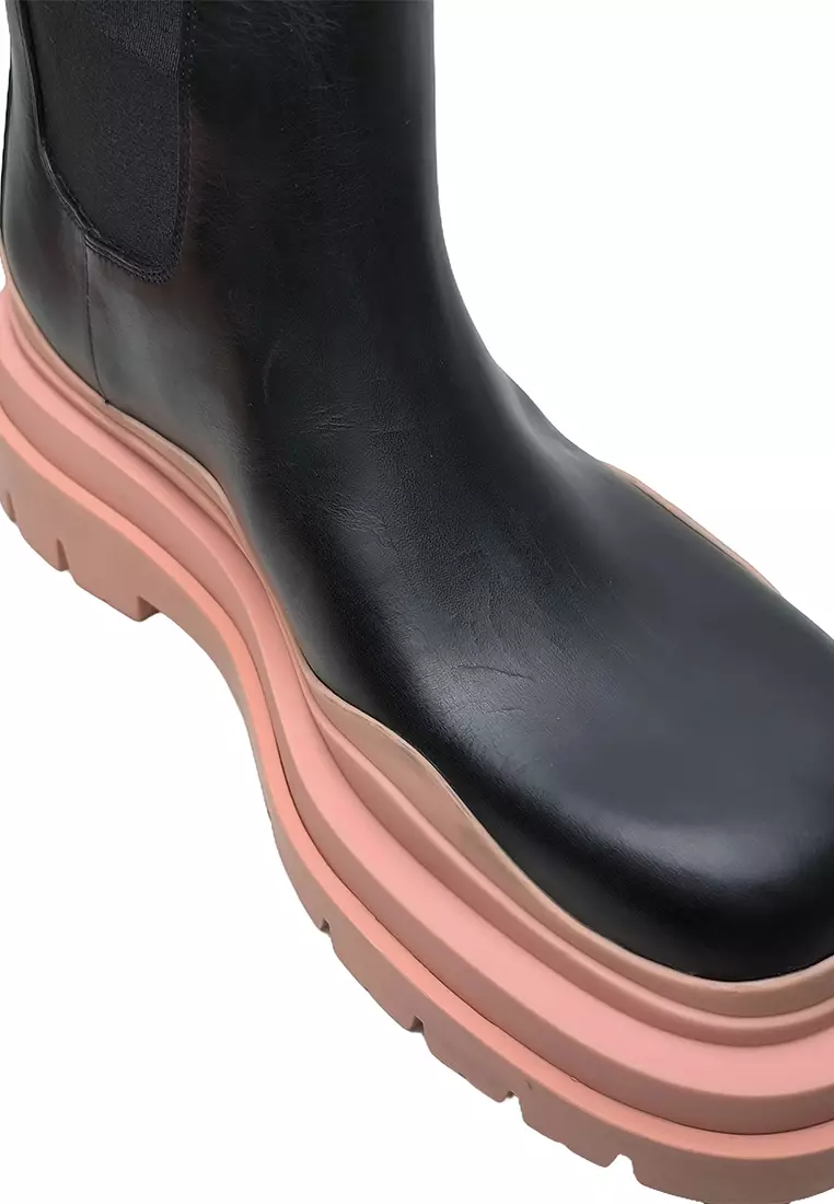 備受喜愛的 Bottega Veneta 女式「Tire」靴子，黑色/粉紅色 - O1-630297-VBS50-1276-37.5