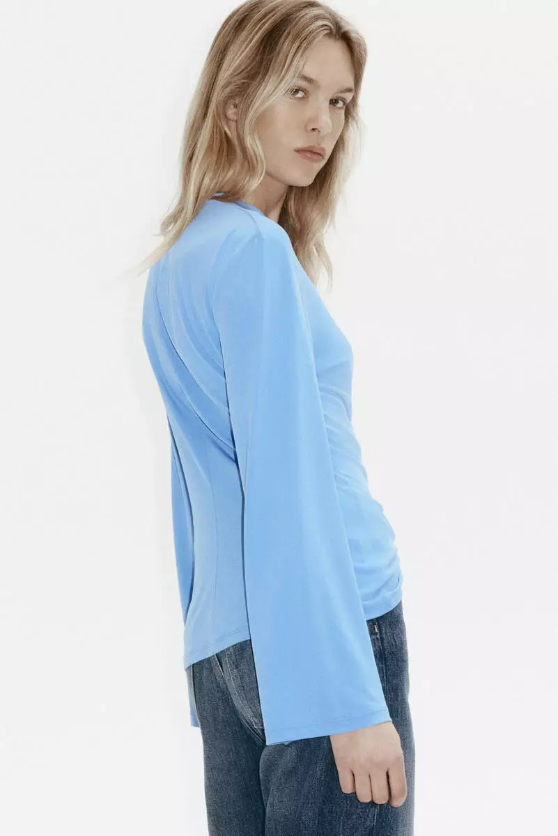 Twist-detail top