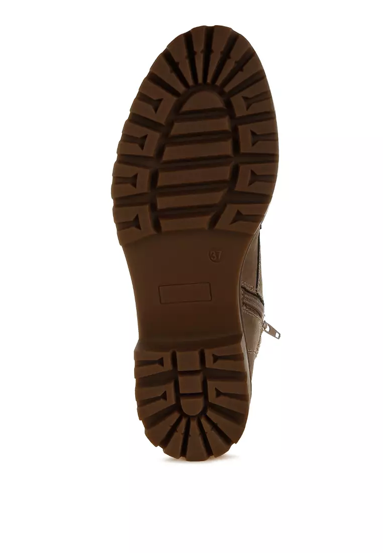 Sepatu bot pendaki dengan kerah rajutan dan ritsleting warna kelabu kecokelatan