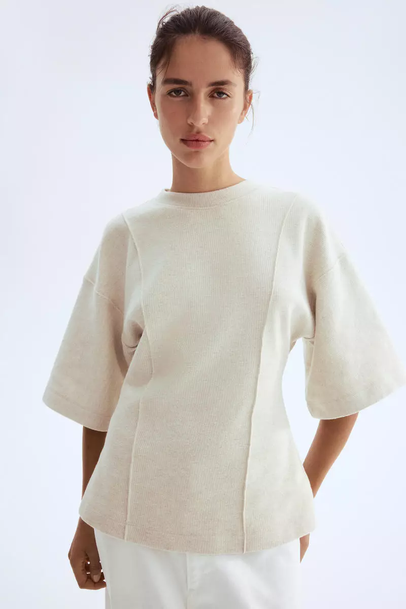 Loose-fit fine-knit top