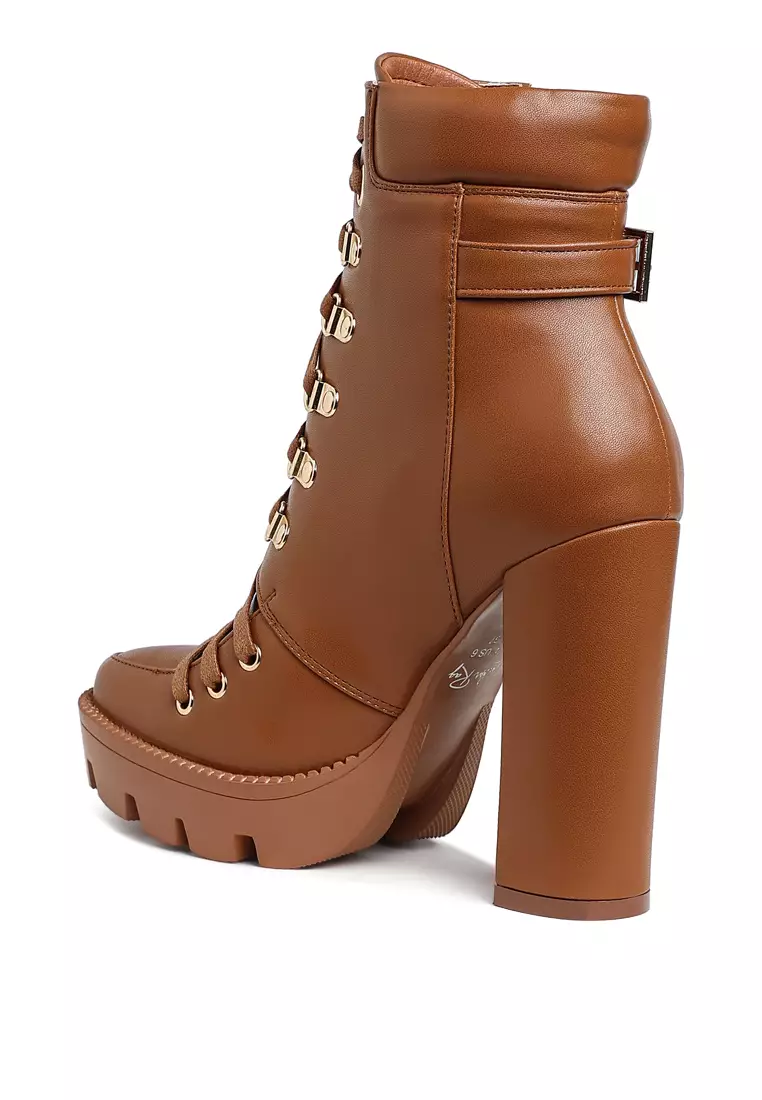 Sepatu bot tempur bertali warna cokelat