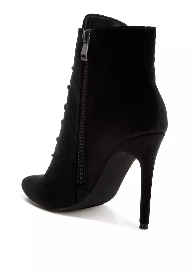 Sepatu bot hak tinggi beludru berwarna hitam