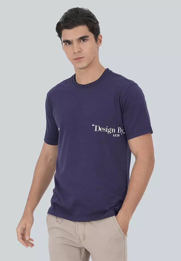 LGS - Kaos Casual Pria - Motif Grafis Tulisan - Katun - Warna Biru Navy - Reguler Fit - JTS.322.S3568F.01.C