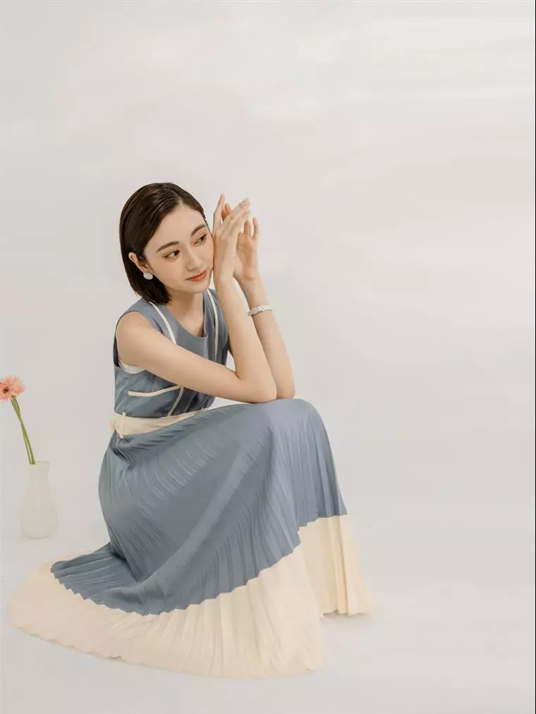 OBSTYLE Non wrinkle Contrast Round Neck Pleated Sleeveless Midi
