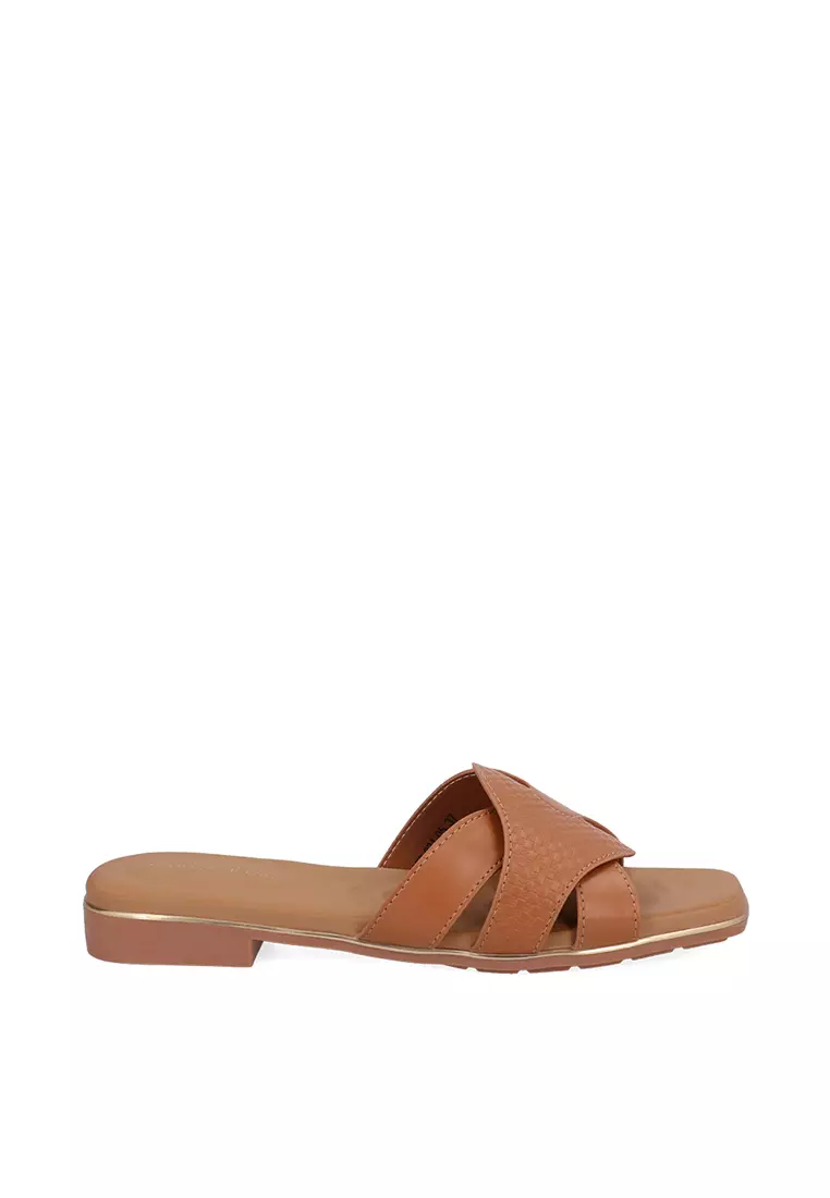 Discount on Carlo Rino  shoes - SKU: Brown Interwoven Strappy Slides