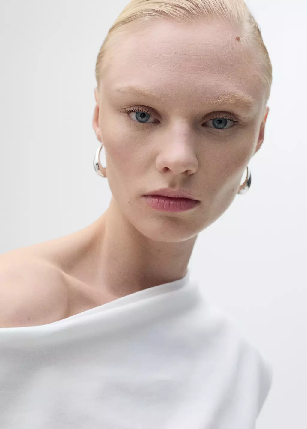 Atasan katun dengan leher asimetris