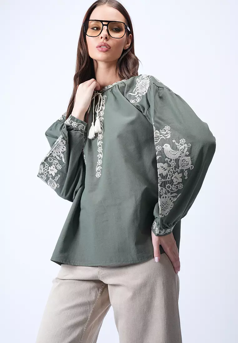 Judge Collar Tie-Down Embroidered Blouse