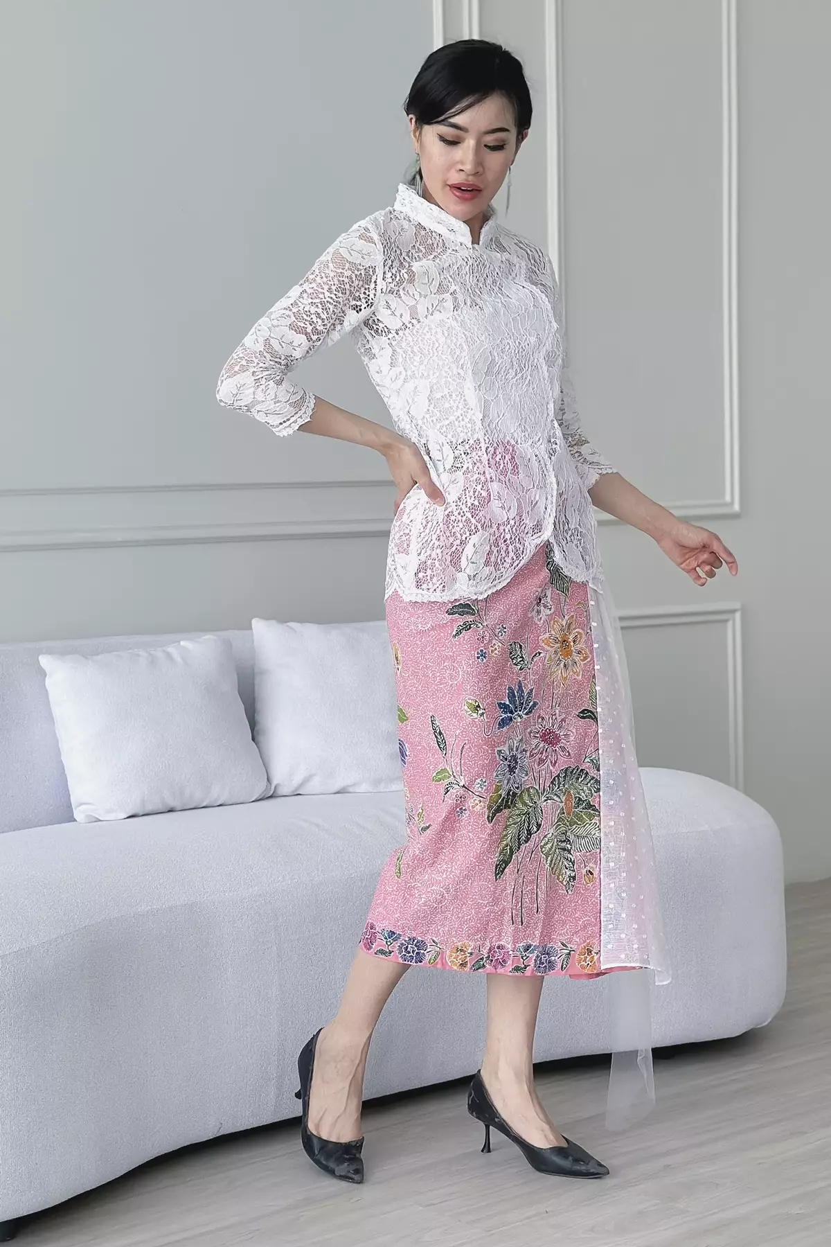 Jeng Dipha White Lace Kebaya Janggan