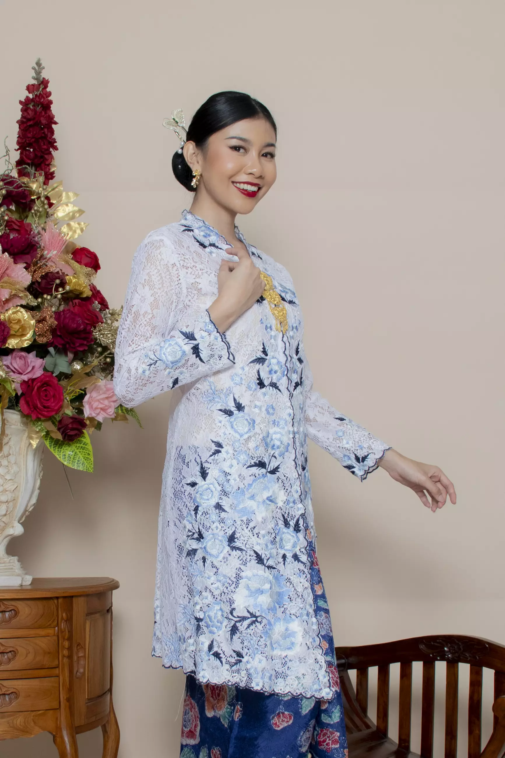 Kebaya Panjang Kupu Setaman Embroidery dalam warna Putih