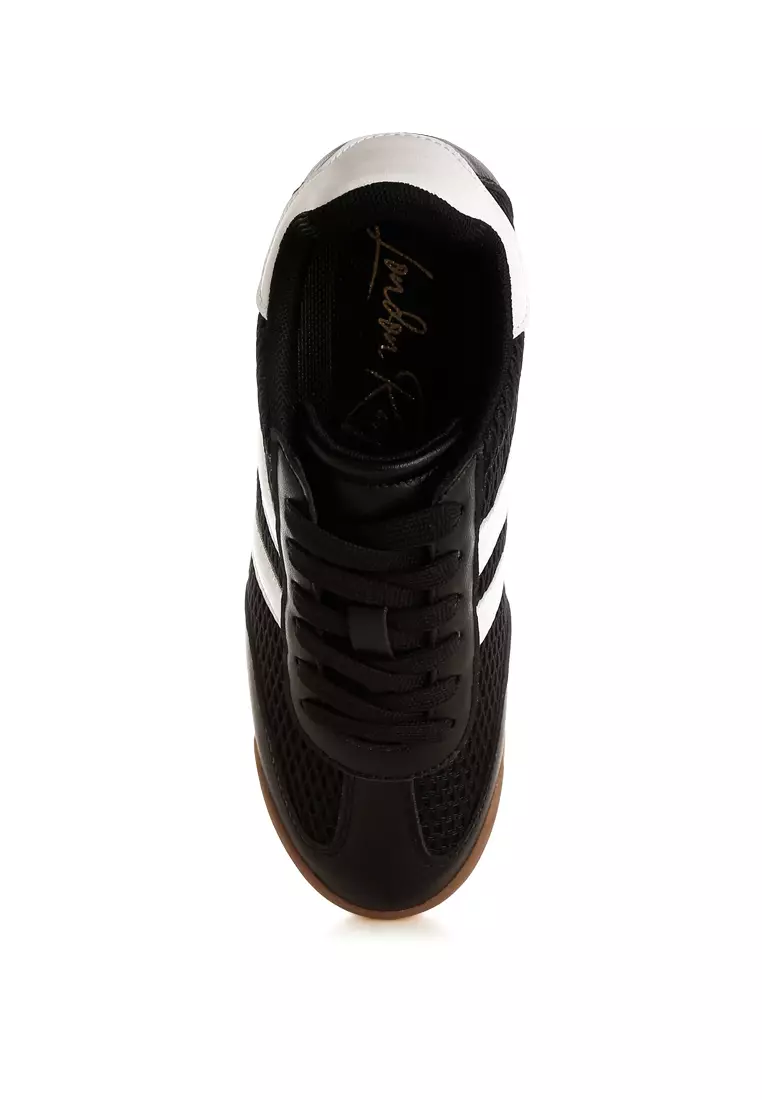 Sepatu Kets Bertali Bergaris Kasual Warna Hitam