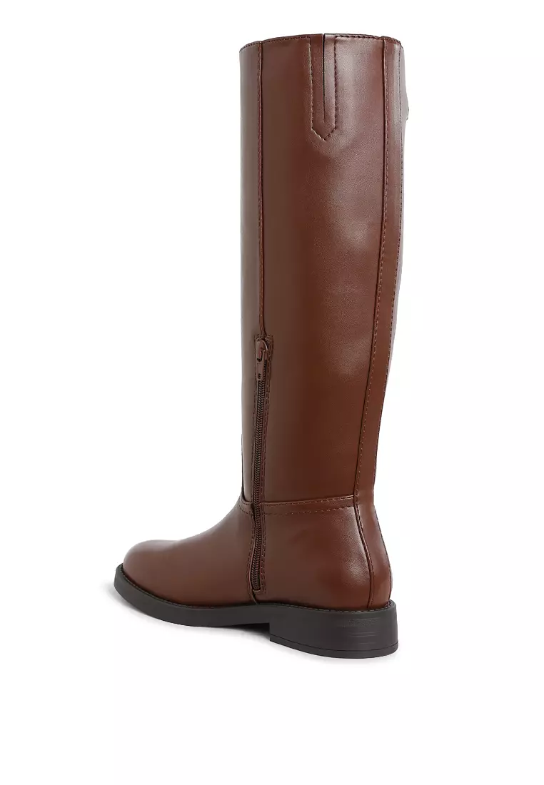 黃褐色金屬鏈環細節小牛皮靴子