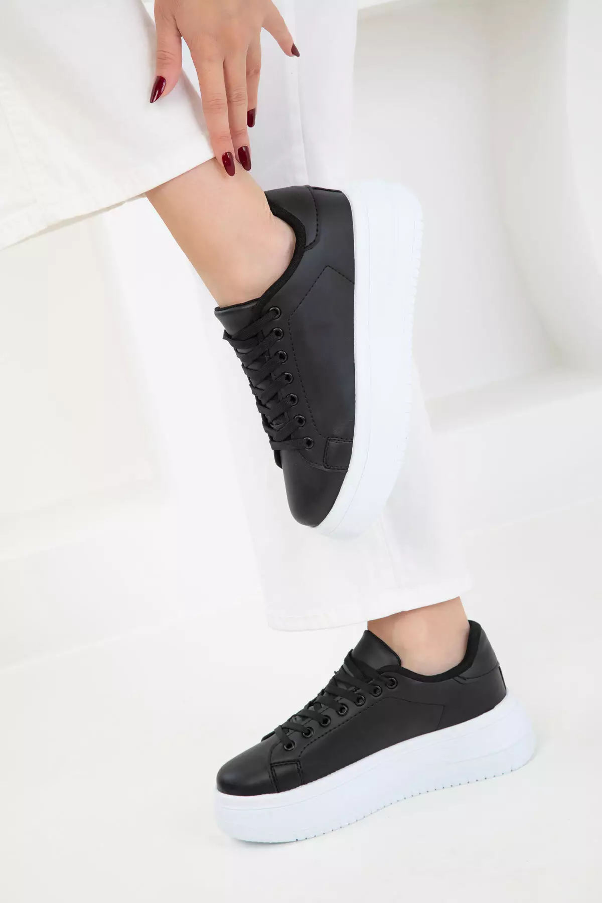 19683 Model Black Women's Sneakers