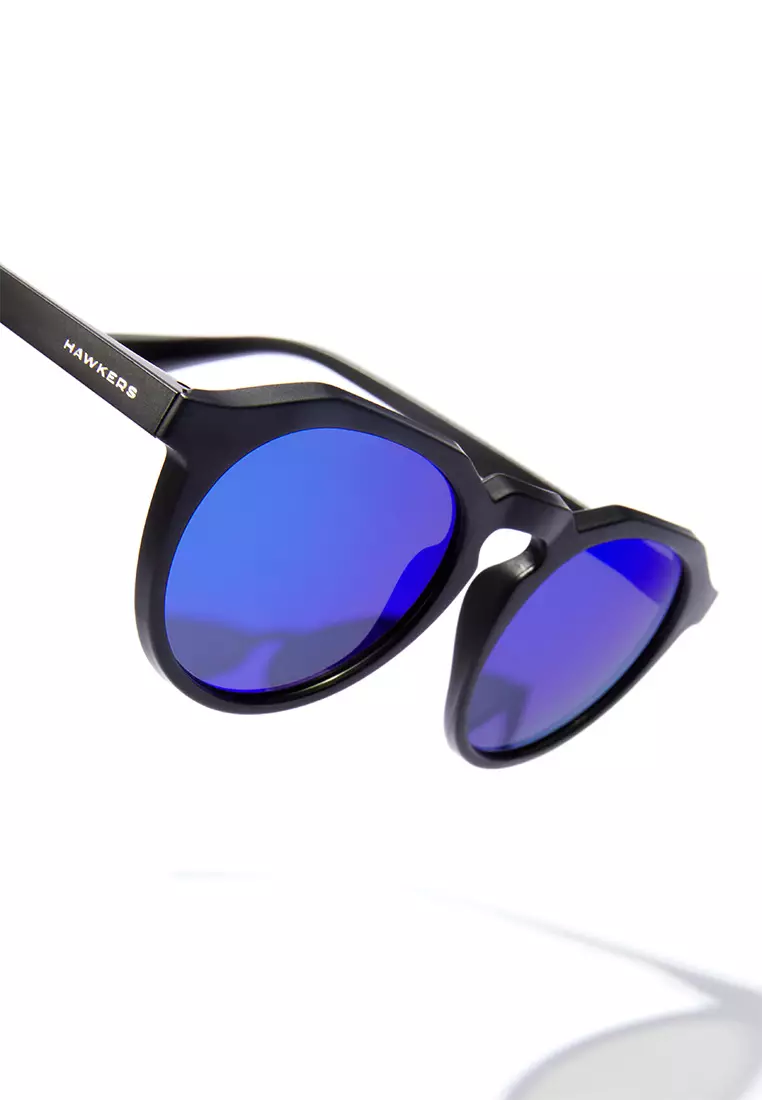 HAWKERS POLARIZED Black Sky WARWICK RAW. Sunglasses for Men and Women, Unisex. UV400 protection. Official product designed and made in Spain. HWRA21BLTP