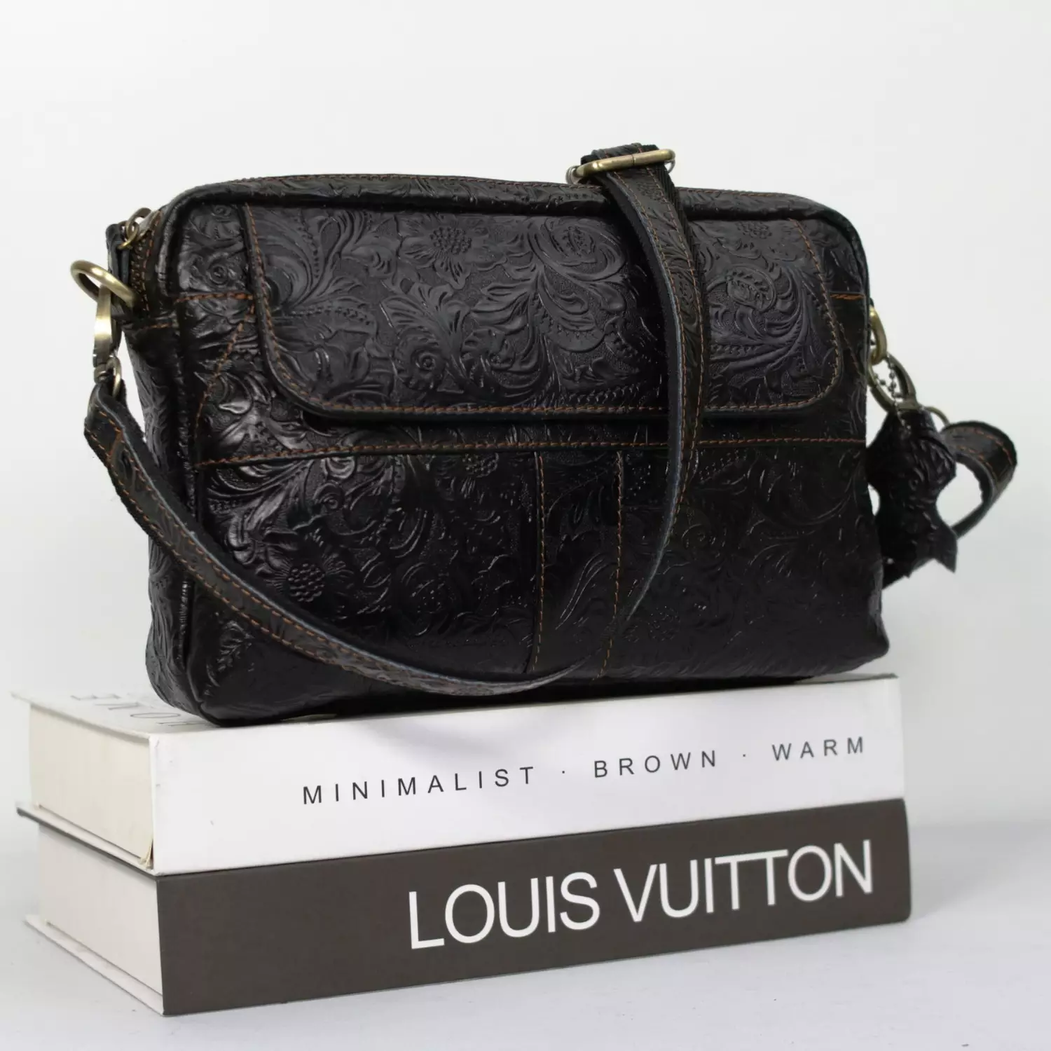 Amora Tas Selempang Kulit Asli Wanita