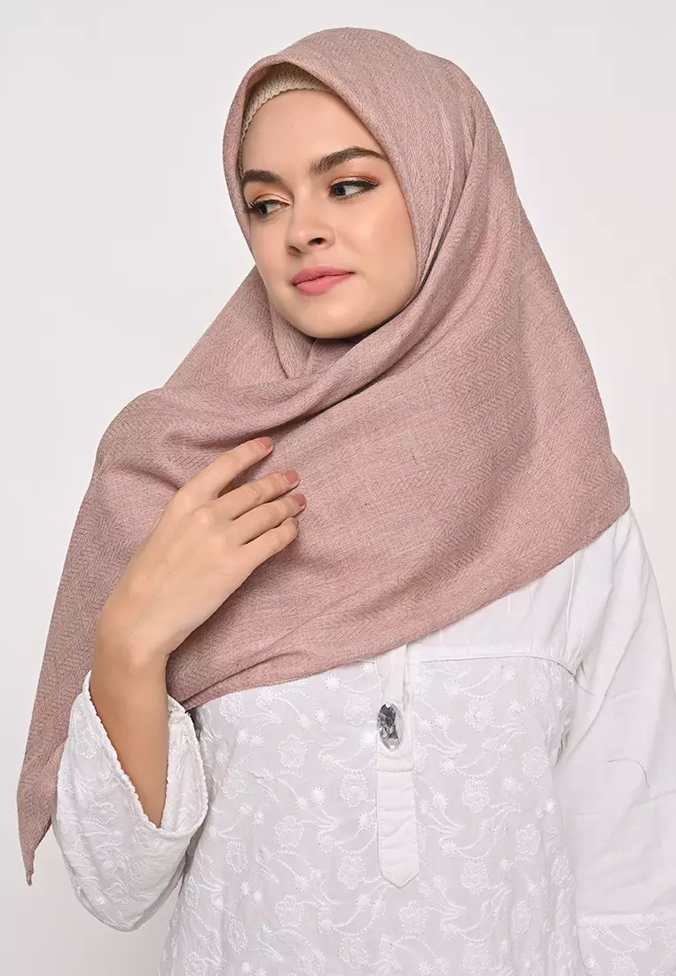 Segi 4 Voal Zaffron Jahit Tepi Rosybrown