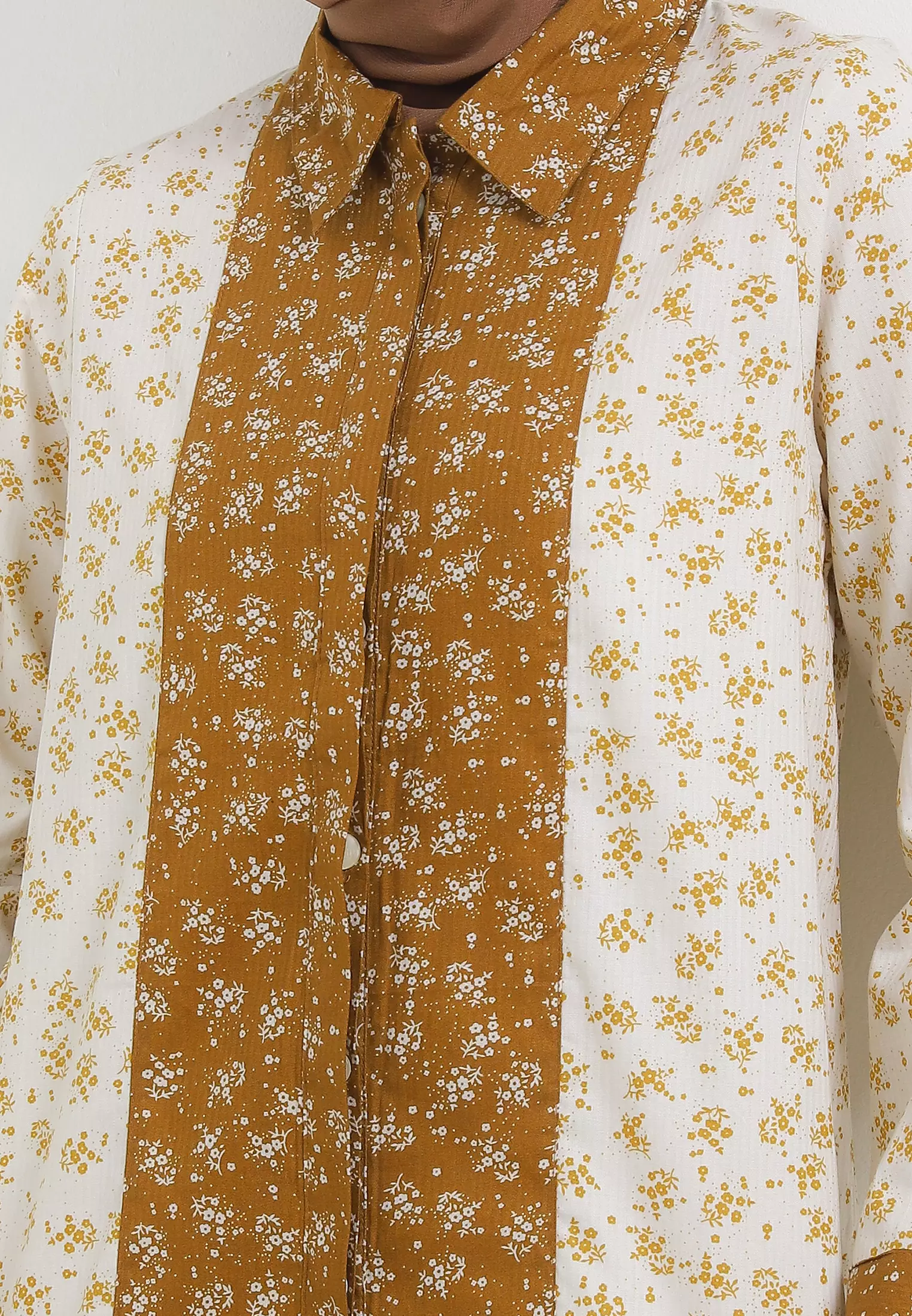 MFMW Elsie Atasan Blouse Broken White Motif Bunga