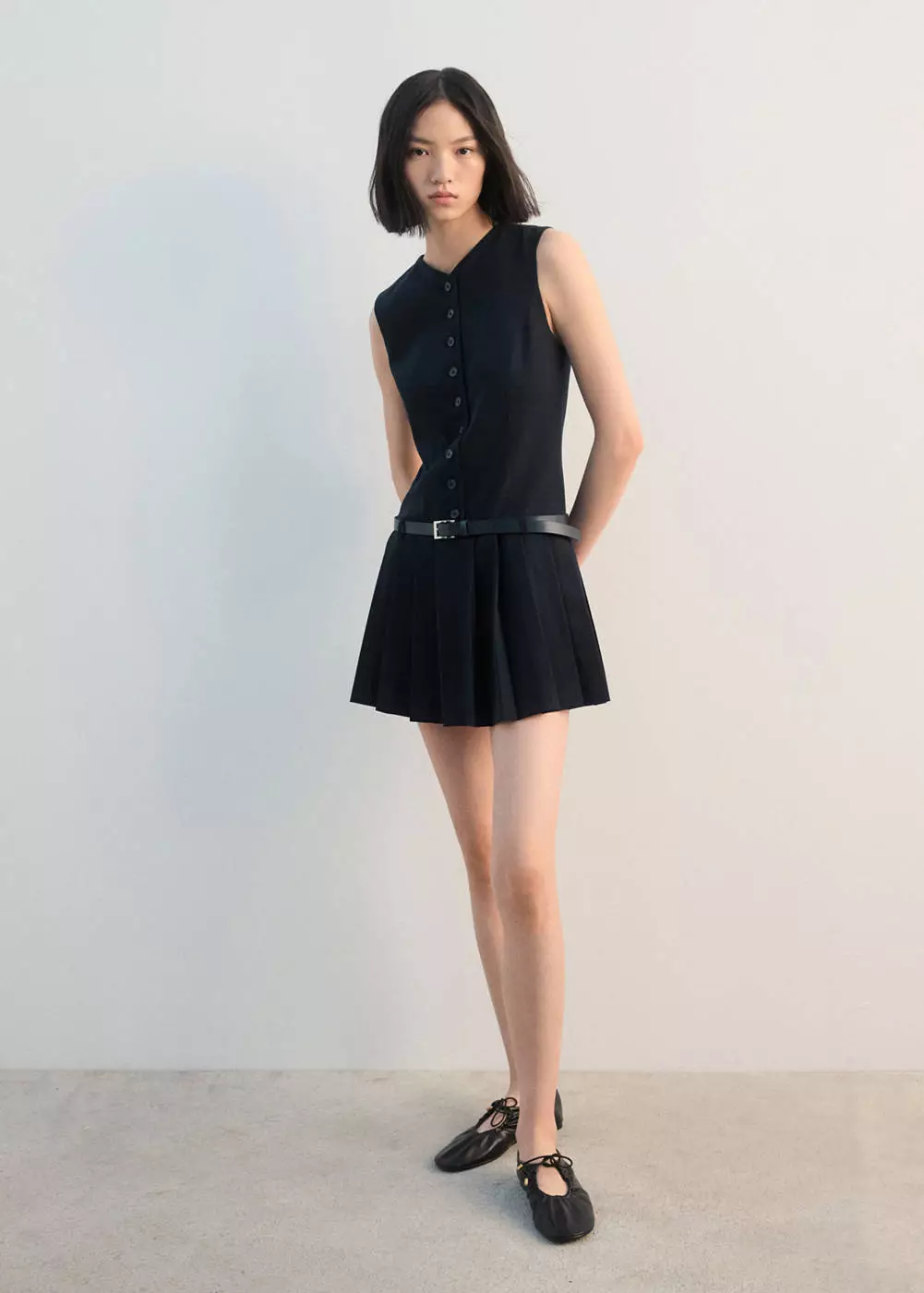 Gaun aksen lipit dengan sabuk