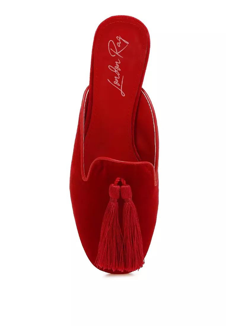 Sandal Beludru Detail Rumbai Warna Merah