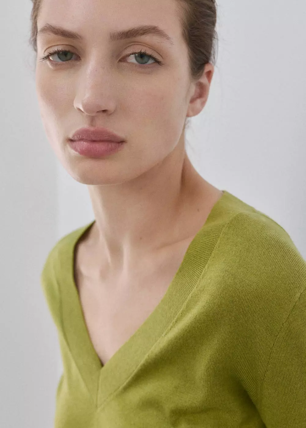 Sweater rajut kerah V