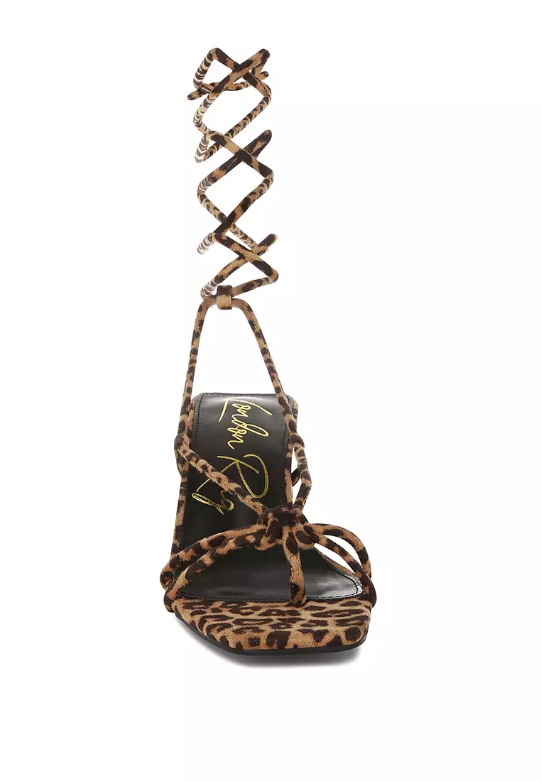 Sepatu hak persegi motif macan tutul dengan motif macan tutul