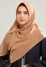 Biri omma oldida sikiladi