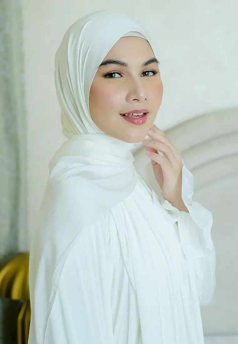 Jual Lozy Hijab Shadeera Silk Shawl White Lozy X Shadira Original Zalora Indonesia