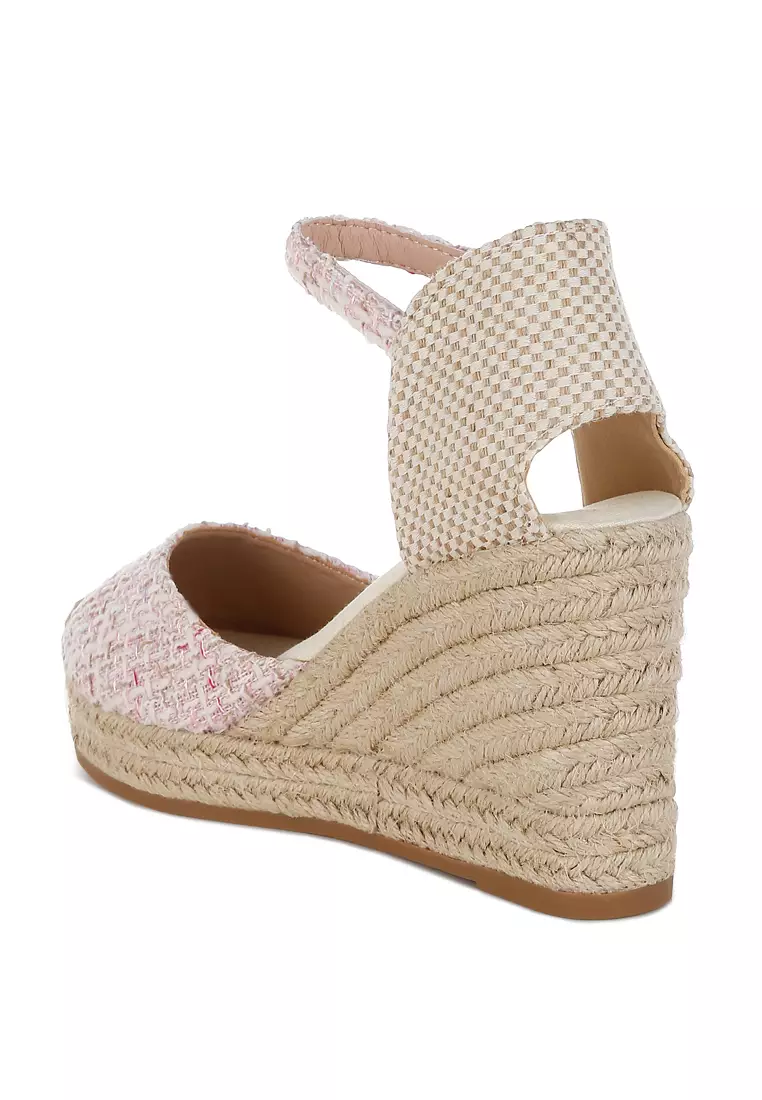 Sepatu wedges tenun ujung bulat dari bahan tweed dengan warna merah muda