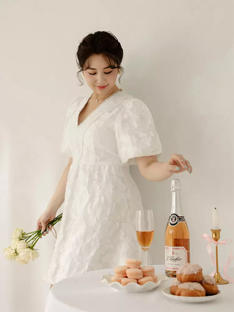 雲朵自訂款-蕾絲V領立體緹花泡泡袖短洋裝《DA10071》