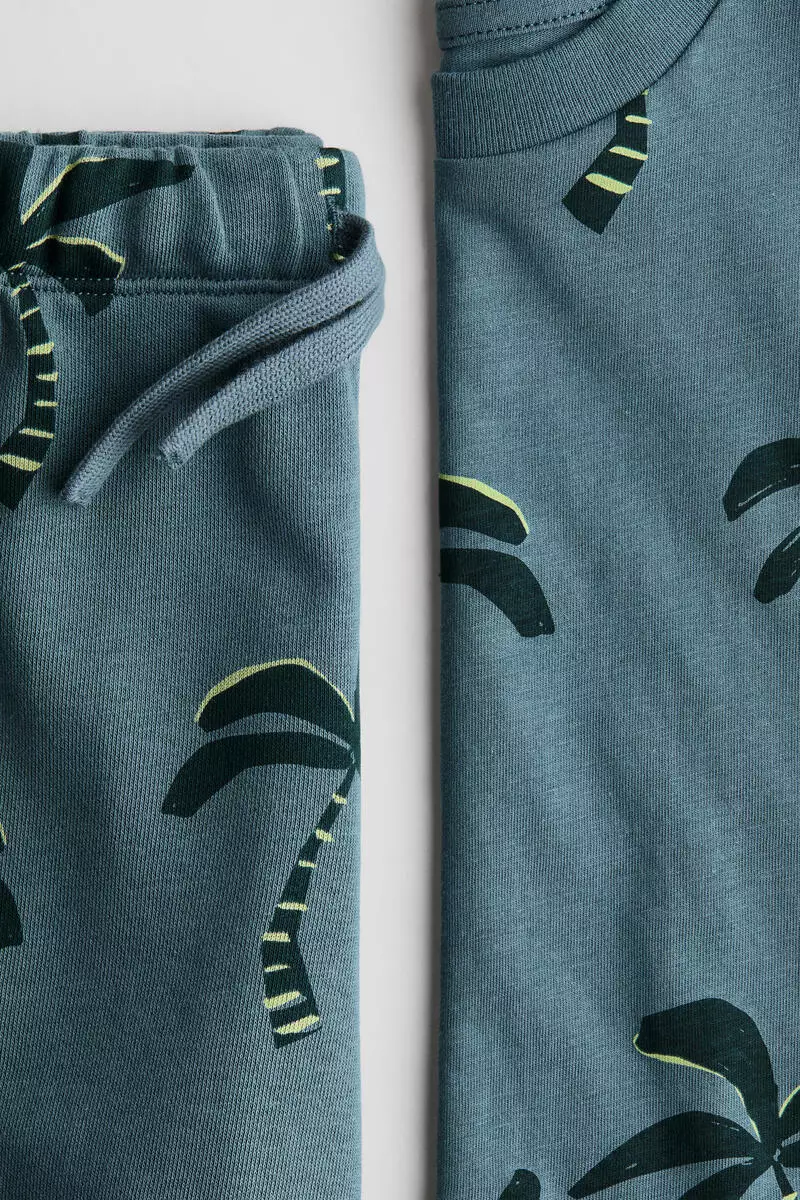 2-piece T-shirt and sweatshorts set