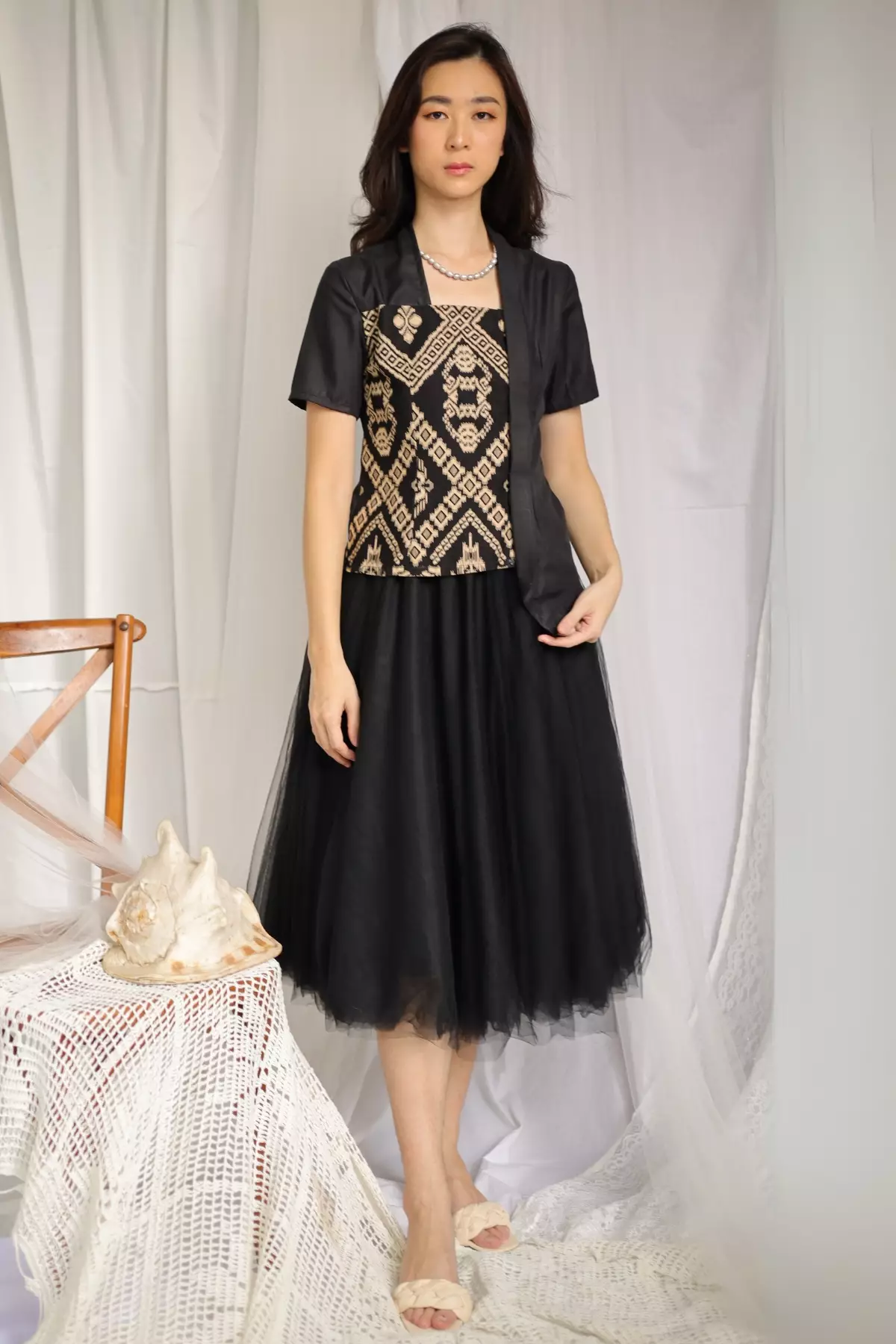 Katarina Ikat Hitam Kebaya
