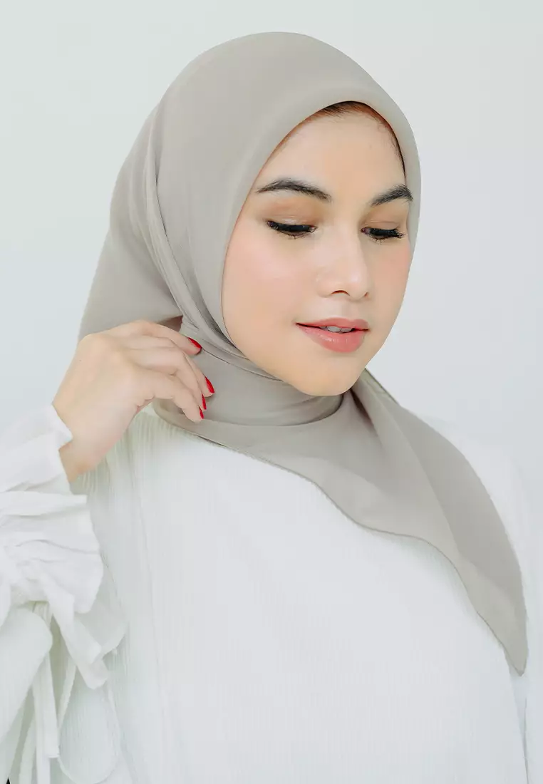 Polly Cotton (Hijab Segiempat Bella Square) Creamy Light Grey