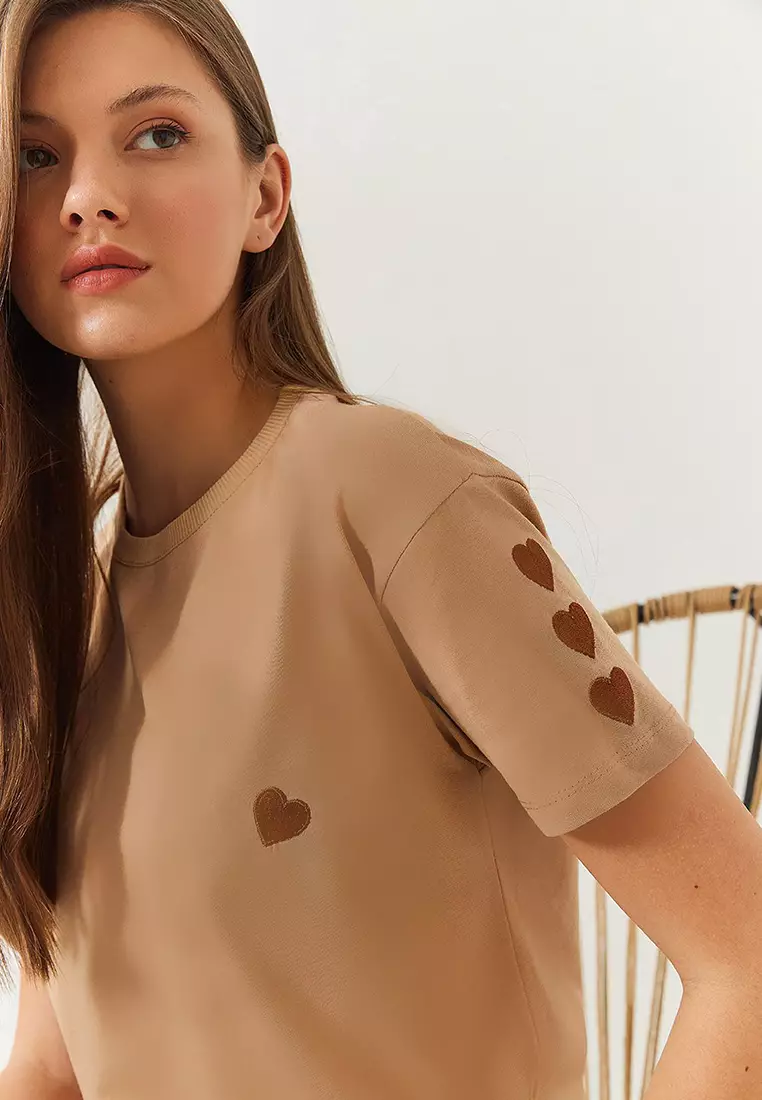 Women's Heart Embroidered T-Shirt 60602008