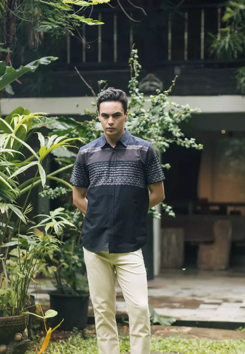 POLICE Kemeja Border Printing Hitam Regular Fit Pria